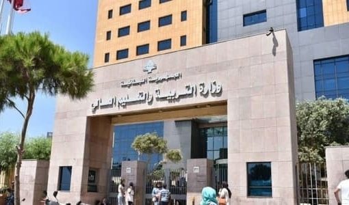 حرق سيارة مفتشة تربوية … والوزير يتحرك